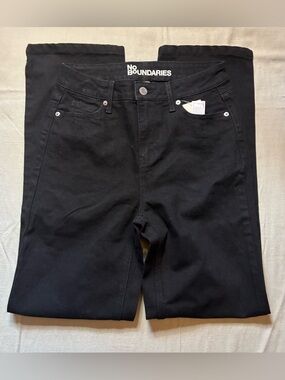 No Boundaries Woman’s Size 2 Black Straight Leg High Rise Pants.